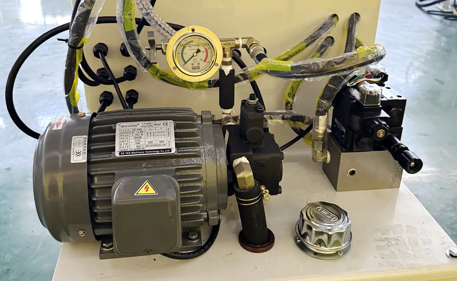 V-serien semiautomatisk hydraulisk metallsirkelsagmaskin V-serien semiautomatisk hydraulisk metallsirkelsagmaskin