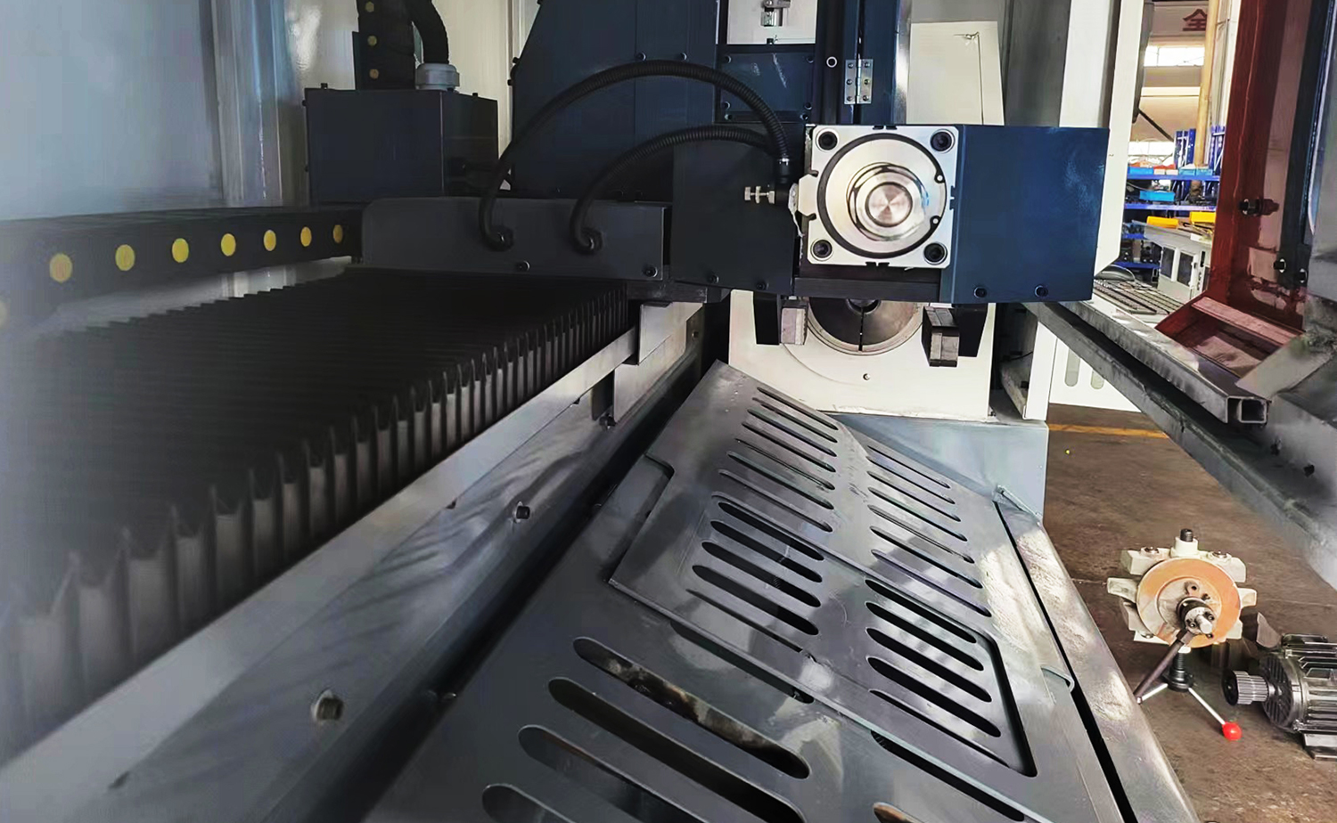 MCJG120 3D laserrørskjæremaskin