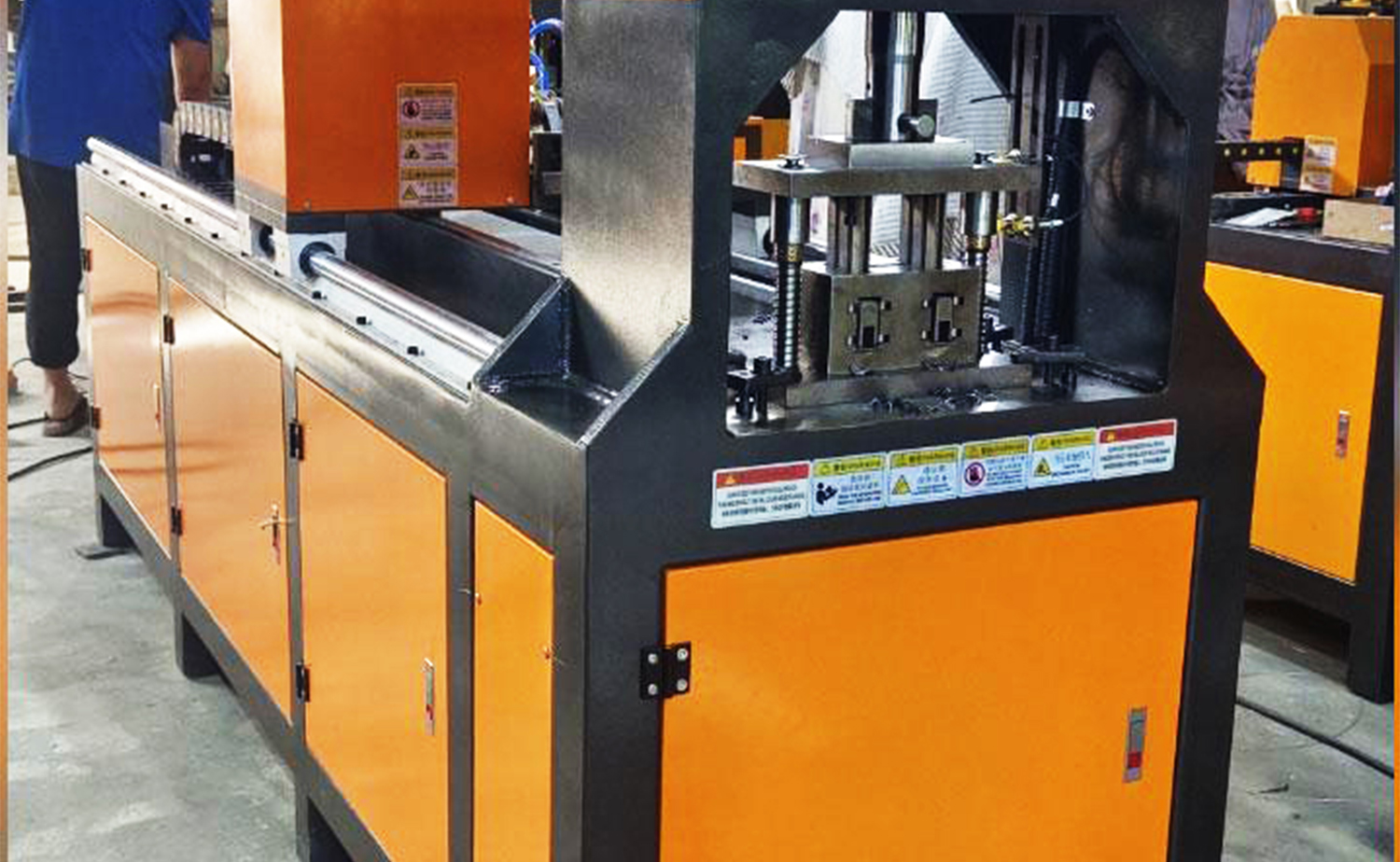 CNC-serien automatisk ensylindret hydraulisk stansemaskin CNC-serien automatisk ensylindret hydraulisk stansemaskin