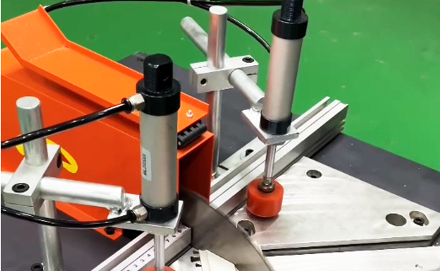 ES500 halvautomatisk skjæremaskin i aluminiumsrør med vinkelskjærefunksjon