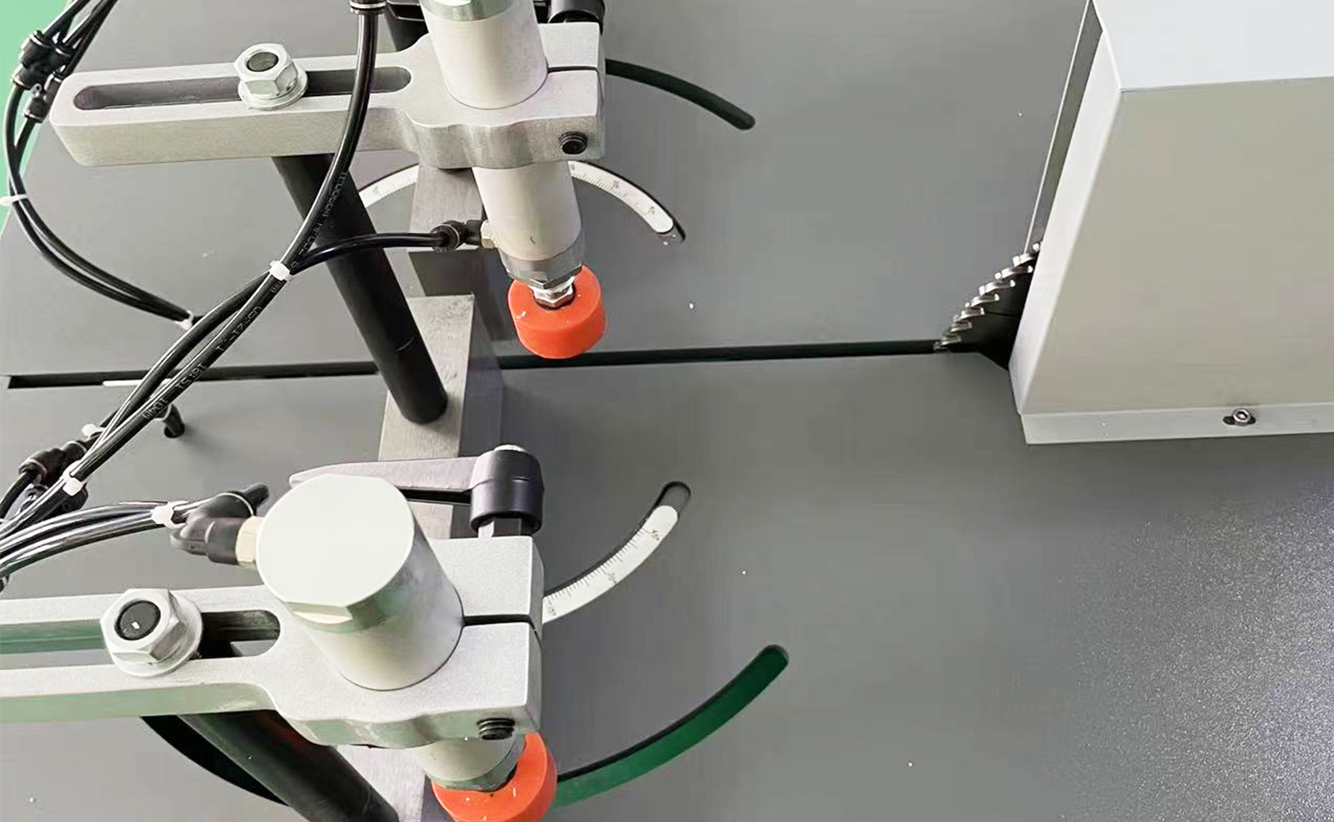 ES550 halvautomatisk skjæremaskin i aluminium for store profiler og rør